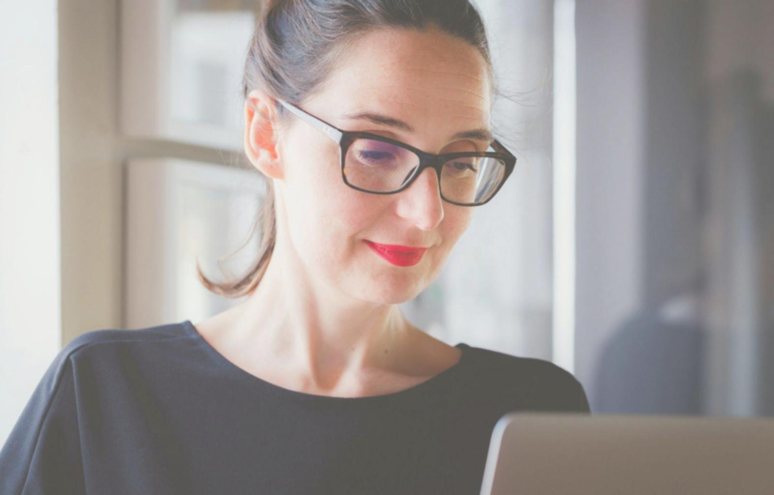 Person arbeitet konzentriert an Finanzplanung am Schreibtisch